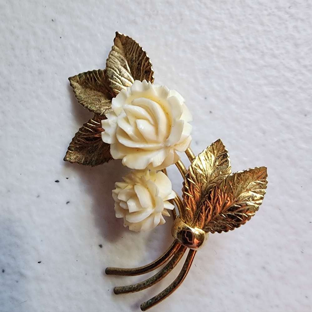 LIKE NEW VINTAGE L'Fonts Jewelry 12K G.F. Carved Flowers Brooch